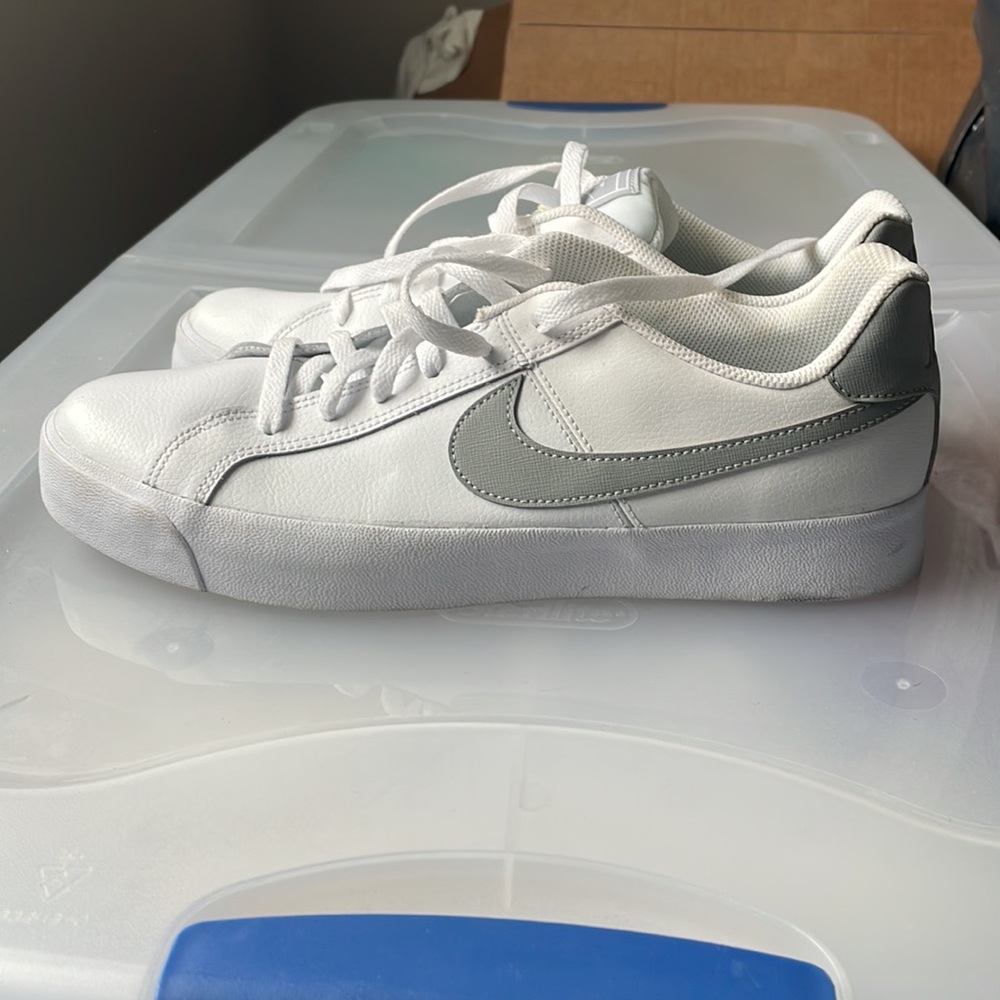 Nike men’s white and grey court shoe size 11 LIKE NEW